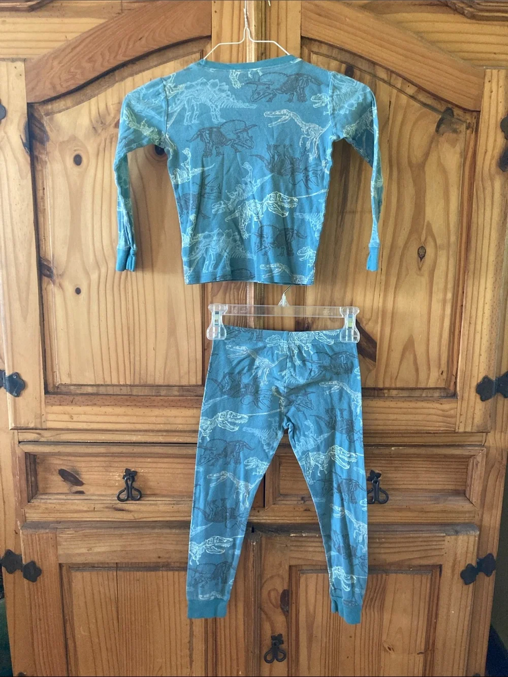Boys Carter’s blue dinosaur 2 piece long sleeve pajamas size 7